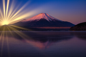 富士山に光放つ太陽光線合成