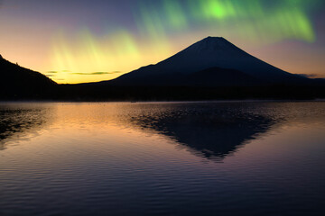 富士山にオーロラ合成