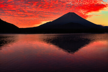 富士山の美しい夕焼け雲