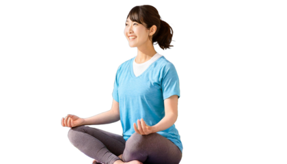 リラックスした雰囲気の若い女性の笑顔