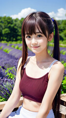 青空のラベンダー畑と笑顔の若い女性