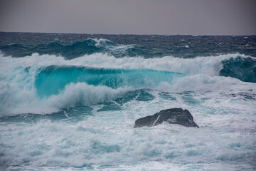 Fototapeta premium 奄美の海, ダイナミックな海, 美しい波, 美しい波色,