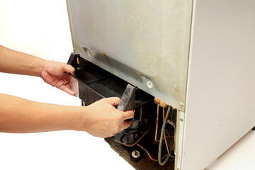 the refrigerator is damaged and is not cold, water drips into the refrigerator drain reservoir....
