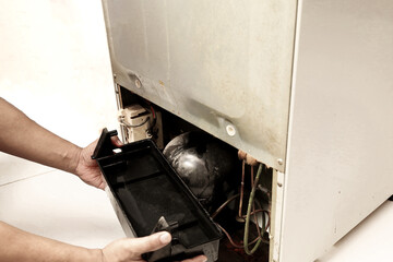 the refrigerator is damaged and is not cold, water drips into the refrigerator drain reservoir....