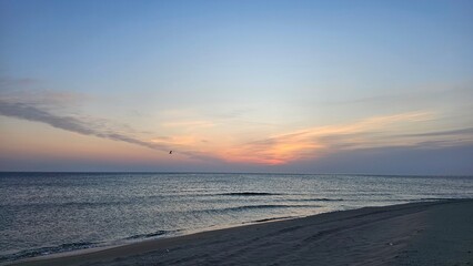 해가 뜨고 있는 동해바다의 하늘과 태양, 해변, 파도의 경치