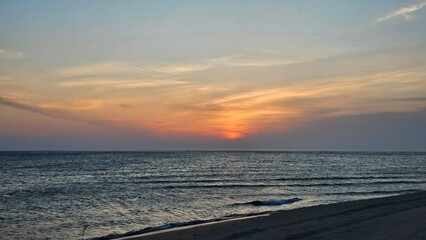 해가 뜨고 있는 동해바다의 하늘과 태양, 해변, 파도의 경치