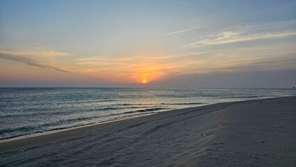 해가 뜨고 있는 동해바다의 하늘과 태양, 해변, 파도의 경치