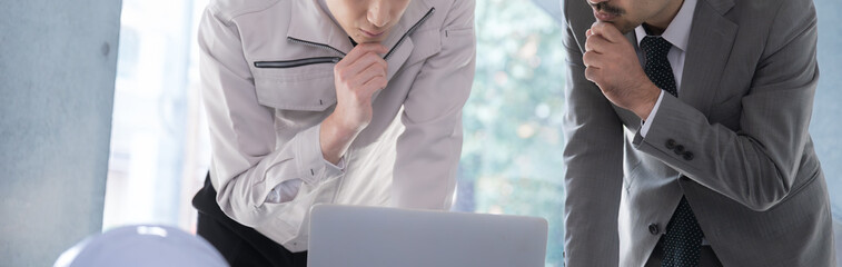 オフィスで働くビジネスマン　顔無しの考えるイメージのバナー