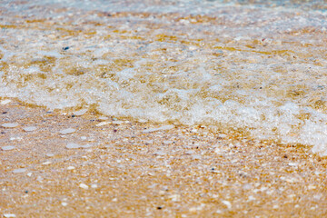 砂浜に打ち寄せる穏やかな波
