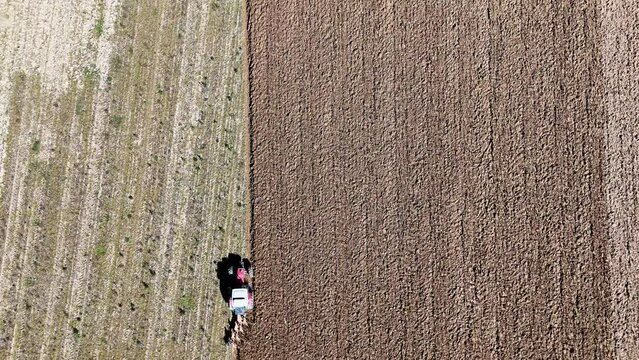 Passage du tracteur qui laboure
