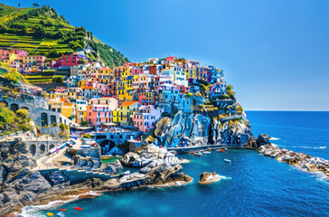 Fototapeta na wymiar A colorful Italian village on the cliffs of Cinque Terre overlooking the blue sea