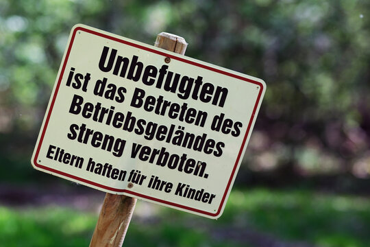 Schild "Unbefugten ist das Betreten des Betriebsgeländes steng verboten. Eltern haften für ihre Kinder", Deutschland
