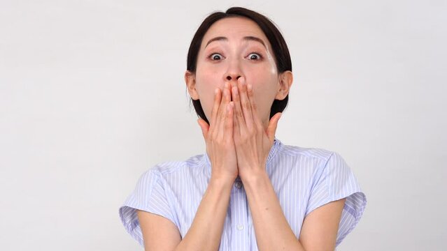 笑顔で驚く女性　白背景