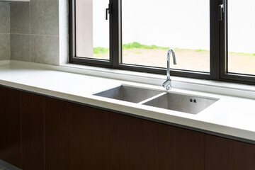 Obraz premium The sink with faucet in the kitchen