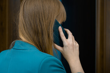 Kobieta rozmawia przez telefon komórkowy  - obrazy, fototapety, plakaty