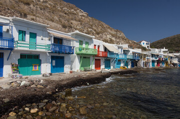 Die Fischerhäuschen mit Bootsgaragen im Ort Klima auf der Insel Milos sind in unterschiedlichen bunten Farben gestrichen. - obrazy, fototapety, plakaty