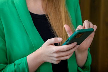 Kobieta używa telefonu komórkowego podczas pracy