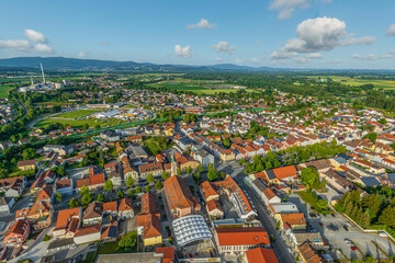 Die Stadt Plattling im Gäuboden in der niederbayerischen Region Donau-Wald im Luftbild