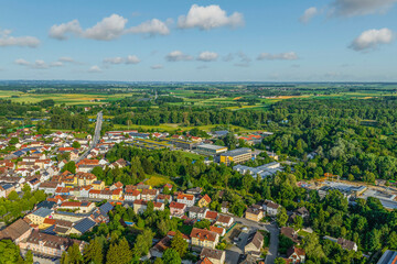 Ausblick auf Plattling an der Isar in Niederbayern an einem sonnigen Sommerabend