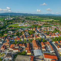 Ausblick auf Plattling an der Isar in Niederbayern an einem sonnigen Sommerabend