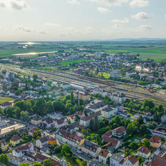 Ausblick auf Plattling an der Isar in Niederbayern an einem sonnigen Sommerabend