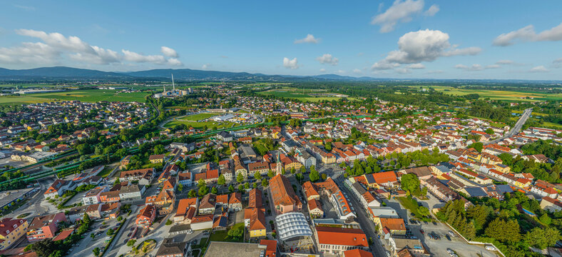 Die Stadt Plattling im G&auml;uboden in der niederbayerischen Region Donau-Wald im Luftbild
