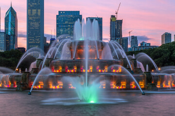 Buckingham fountain in Grant Park, Chicago, USA - obrazy, fototapety, plakaty