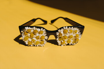 Chic Floral Sunglasses: The Perfect Fusion of Fashion and Nature for Trendy Summer Vibes - 784319607