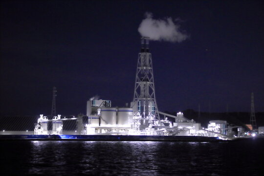 東京湾から見る夜の火力発電所(JERA 横須賀火力発電所)