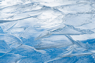 凍りつく池の表面