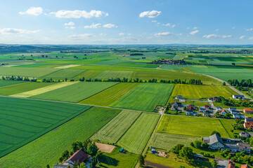 Ausblick auf das Nördlinger Ries rund um Mönchsdeggingen in Nordschwaben an einem sonnigen...