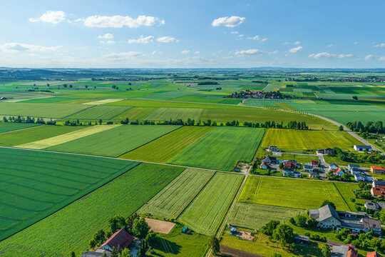 Ausblick auf das N&ouml;rdlinger Ries rund um M&ouml;nchsdeggingen in Nordschwaben an einem sonnigen Fr&uuml;hsommerabend
