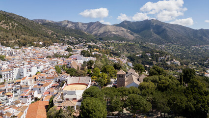 Fototapeta premium vista aérea del bonito pueblo mediterráneo de Mijas en la costa del sol de Málaga, España