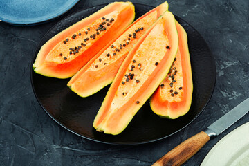 Raw fresh papaya. - 784340452