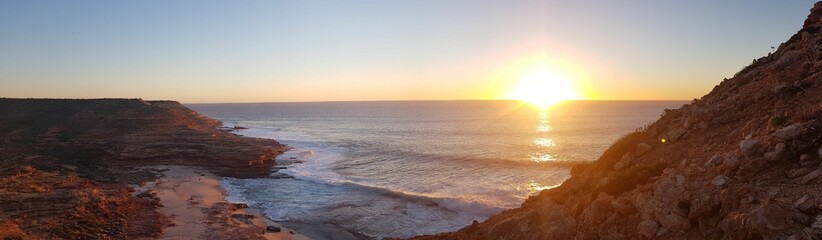 Obraz premium Panoramic view of the rocky shore before the seascape at sunset in Kalbarri