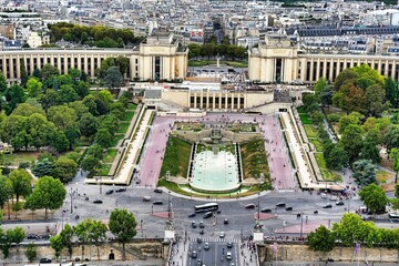 Aerial shot of the Palais de Chaillot with the Paris cityscape in the background under a cloudy sky - obrazy, fototapety, plakaty
