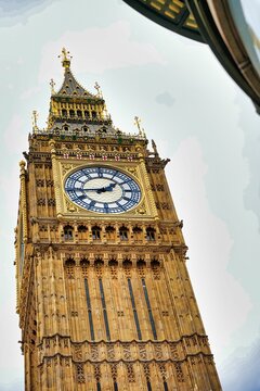 Vertical shot of Big Ben of Westminster in London under the cloudy sky