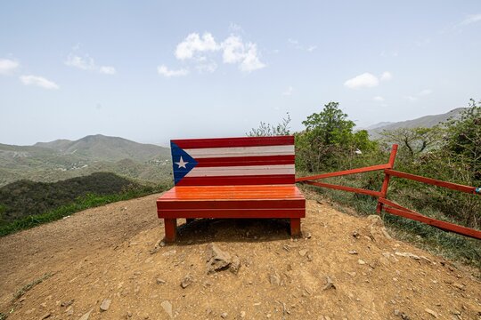 Bench painted as the Puerto Rico flag on a mountain during daytime