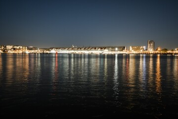 Obraz premium Scenic view of the beautiful city of Amsterdam seen during nighttime