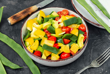 Fresh vegetable salad with runner beans in bowl - 784361002