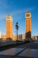 Fototapeta na wymiar Die Venezianischen Türme, Torres Venecianes oder Venetian Towers im Morgenlicht am Placa Espana in Barcelona, Spanien