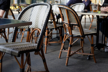 Chaises de bar dans un troquet 