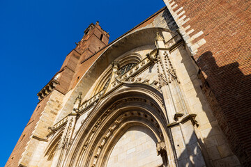 Façade en briques rouges et pierres calcaires de la Cathédrale Saint-Étienne à Toulouse - obrazy, fototapety, plakaty
