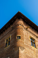 Angle du bâtiment en briques rouges de l'ancien collège universitaire Saint-Raymond datant du...