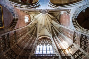 Plafond vue du dessous, en arcs brisés, de l’aille nord de de la Cathédrale Saint-Étienne à...