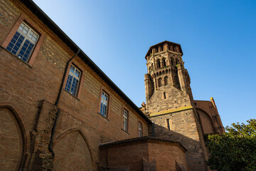 Fototapeta na wymiar Clocher en briques rouges de l’église des Augustins à Toulouse