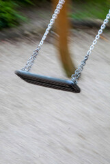 schwingende leer schaukel auf spielplatz als symbolfot für kindesmissbrauch
