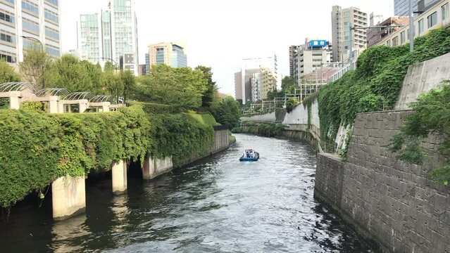 神田川と船。
