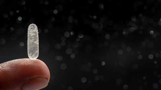 Giftige Mikroplastik auf den Finger aus Plastikflaschen in Nahaufnahme, ai generativ