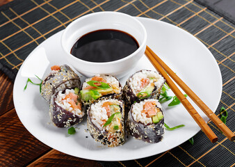 Spring roll with nori, sushi rice, salmon, cucumber and avocado, sriracha and sesame mayonnaise. - 784439015